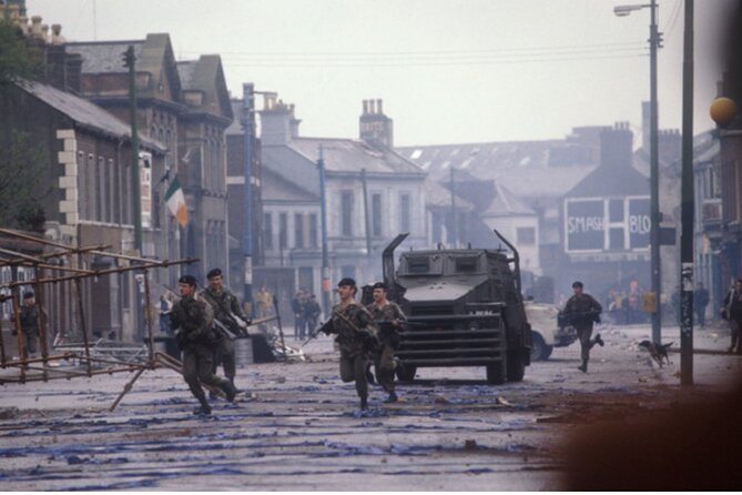 2 Hour Terror and Mural History Belfast taxi Private Tour - Why this taxi tour helps explain Belfast