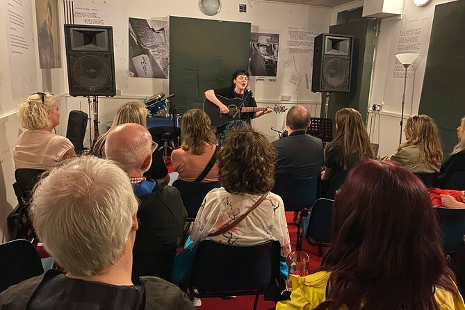 Belfast Music Walking Tour - Kelly’s Cellars brings in traditional music