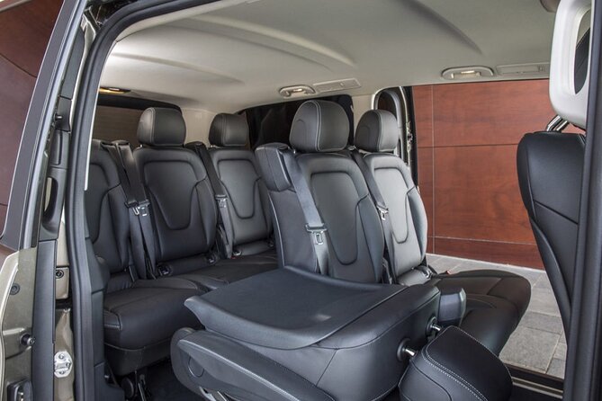 CO2-Offset |Departure Belfast to BHD or BFS Airport by Luxury Van - The meet-and-greet handoff