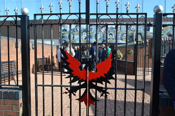 Famous Private Belfast Troubles Taxi Tour Original Drivers 2hr - Who will get the most from this experience?