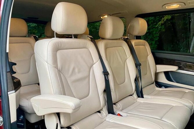 Luxury Mercedes 1-7pp GOT Drama & Giants Causeway private tour - Carrick-a-Rede brings a little suspense
