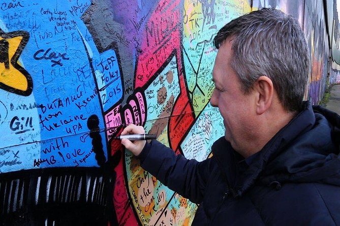 Political Taxi Tour Belfast (1-7 People) - The Peace Wall and the public act of signing