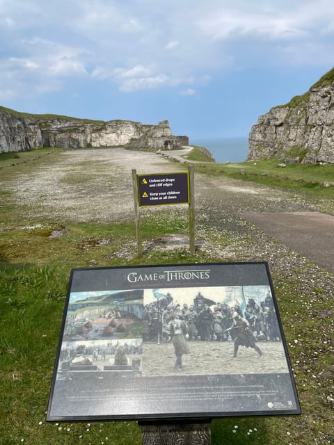 Private luxury tour of Belfast & giants causeway 8 PAX - Belfast murals and peace walls: the day’s most meaningful stop